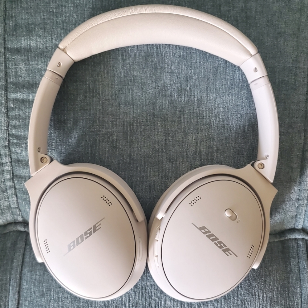 🤍 BOSE Quietcomfort 45 🤍White Smoke like new over ear headphones original box